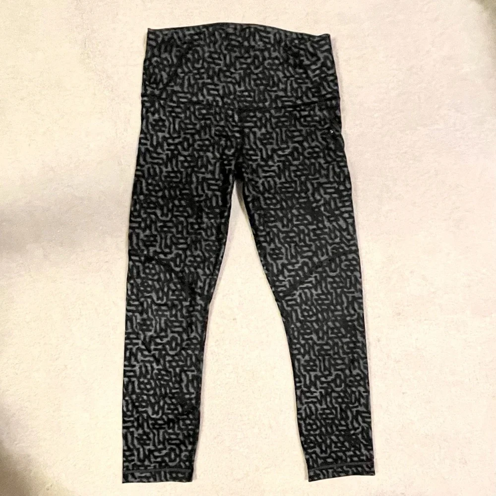Lululemon black & grey cropped workout leggings